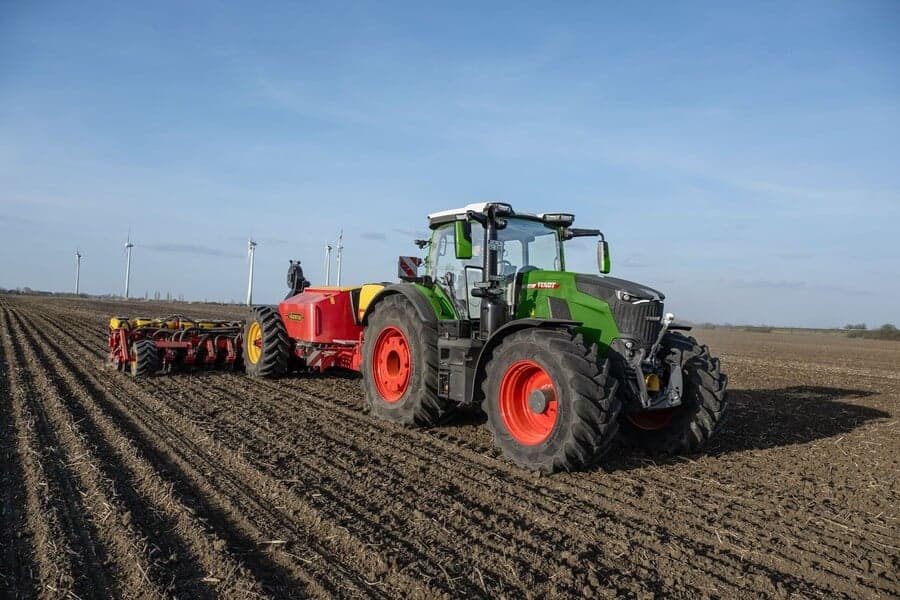 Fendt 832 Vario trekker met 6-cilinder AGCO Power CORE80-motor tijdens veldwerk, de trekker die in de onafhankelijke DLG PowerMix-test een verbruiksrecord van 235 g/kWh diesel behaalde. te koop