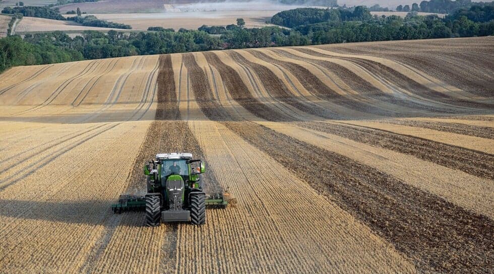 Fendt 832 Vario trekker met 6-cilinder AGCO Power CORE80-motor tijdens veldwerk, de trekker die in de onafhankelijke DLG PowerMix-test een verbruiksrecord van 235 g/kWh diesel behaalde.